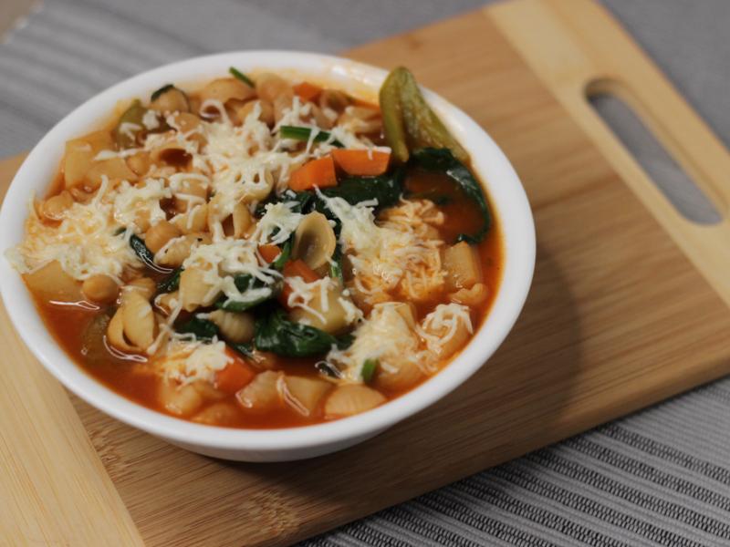 bowl of prepared sopita de trigo duro con verduritas